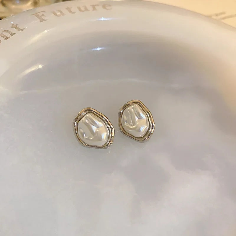 2024 New Fashion Irregular Geometric Imitation Pearl Metal Stud Earrings for Women Vintage Elegant Earring Wedding Party Jewelry