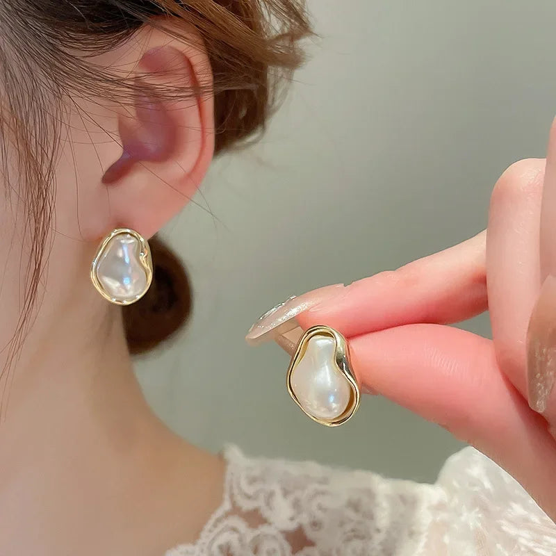 2024 New Fashion Irregular Geometric Imitation Pearl Metal Stud Earrings for Women Vintage Elegant Earring Wedding Party Jewelry